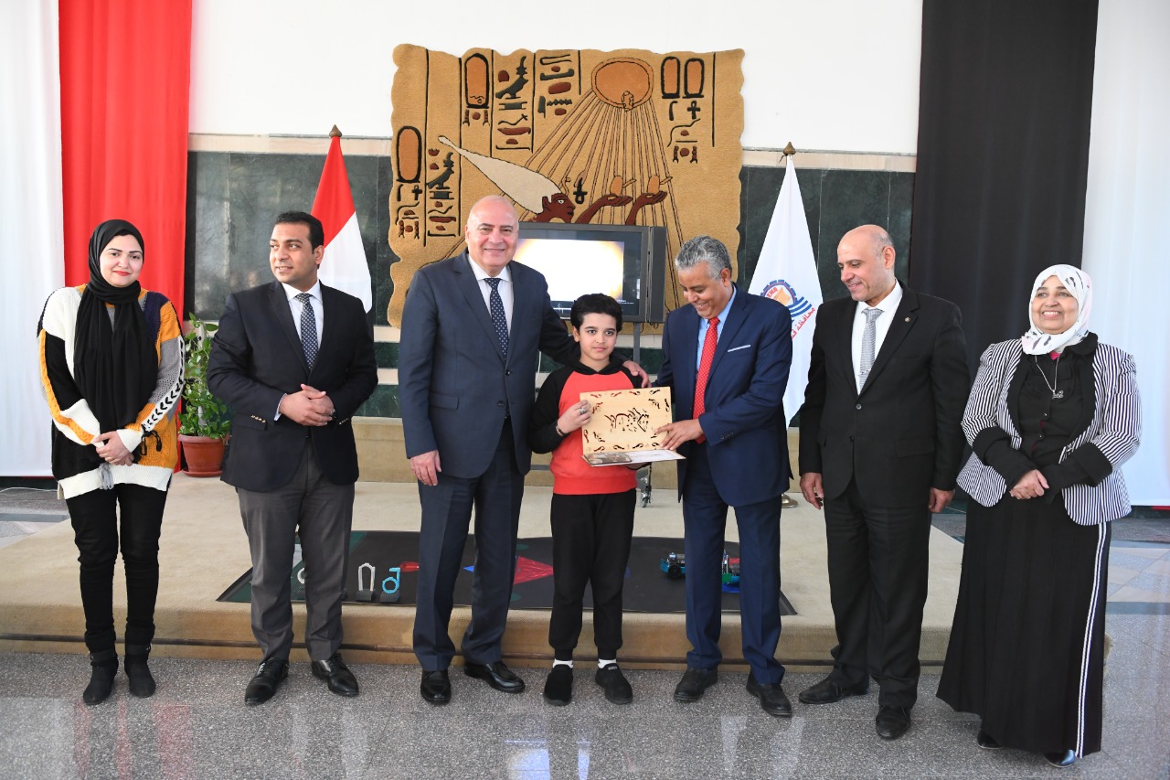 محافظ قنا ورئيس الجامعة  يشهدان تكريم الطلبة الحاصلين علي مراكز متقدمة فى مسابقات الروبوت والبرمجة الدولية (2)