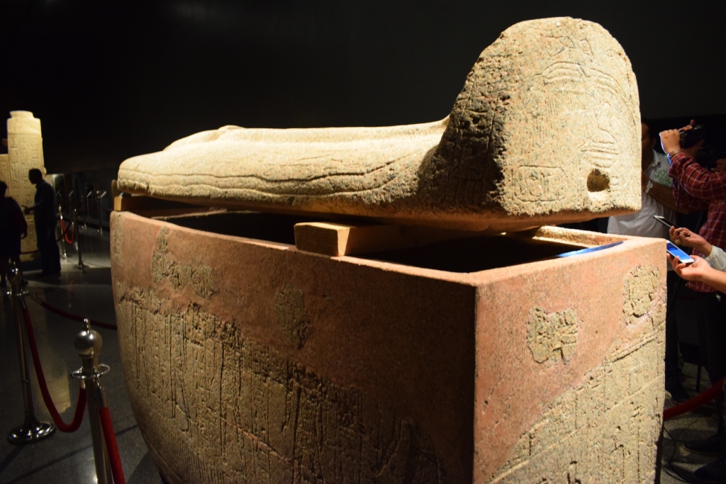 تابوت مميز داخل متحف الاقصر