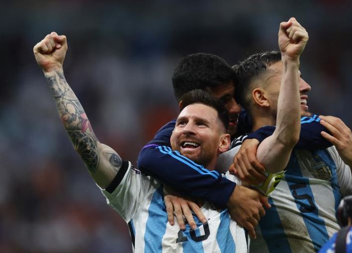يحتفل الأرجنتيني ليونيل ميسي مع زملائه مع تأهل الأرجنتين إلى الدور نصف النهائي