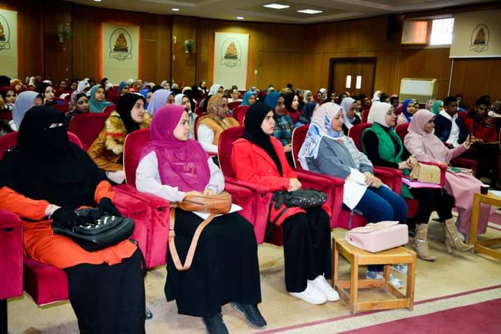 آداب جامعة سوهاج تنظم ندوة دور علم النفس في رعاية ذوى الهمم (2)