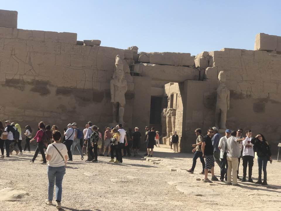 سياح العالم يستمتعون بالمعابد الفرعونية