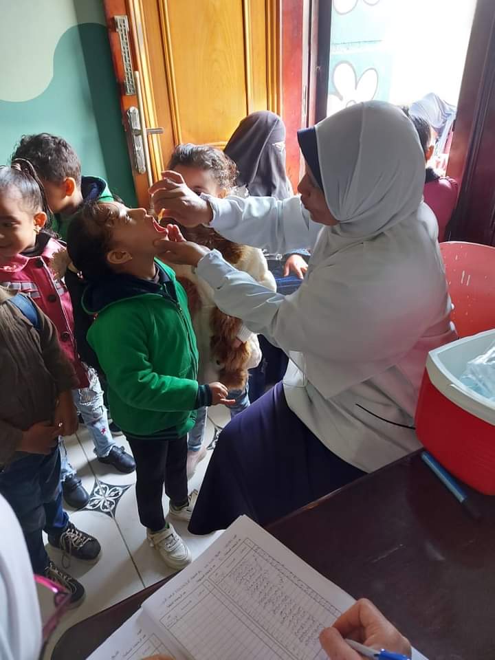 تطعيم تلميذ ضد شلل الأطفال
