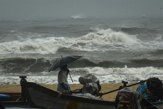 إعصار مندوس فى الهند (4)