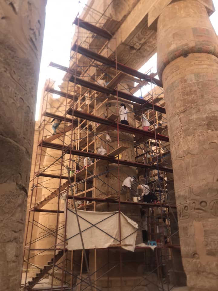 فرق الترميم تواصل تجميل أعمدة الصالة بالكرنك