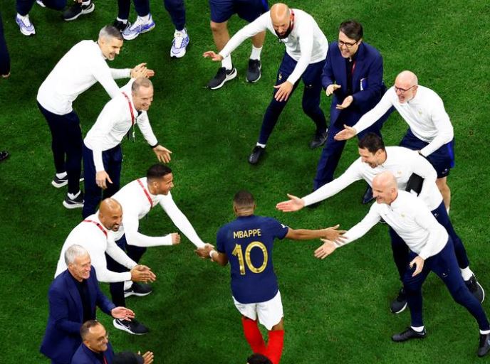 احتفل الفرنسي كيليان مبابي مع المدرب ديدييه ديشان والجهاز الفني بعد المباراة مع تأهل فرنسا إلى نصف النهائي