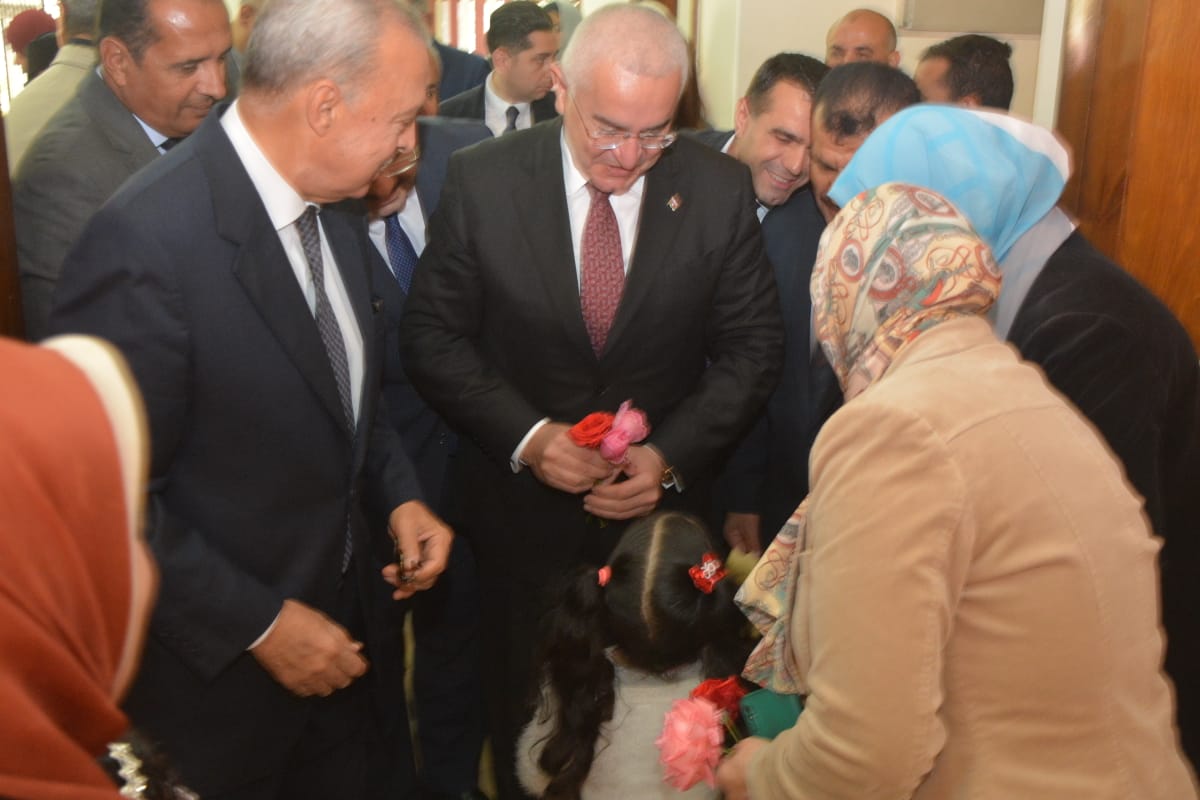 محافظ القليوبية يستقبل سفير أذربيجان بالقاهرة لوضع أكليل من الزهور على تمثال الزعيم حيدر علييف بالقناطر الخيرية (9)