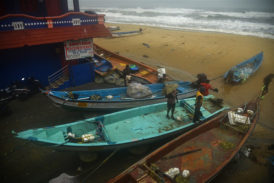 معاناة الصيادين بسبب إعصار مندوس