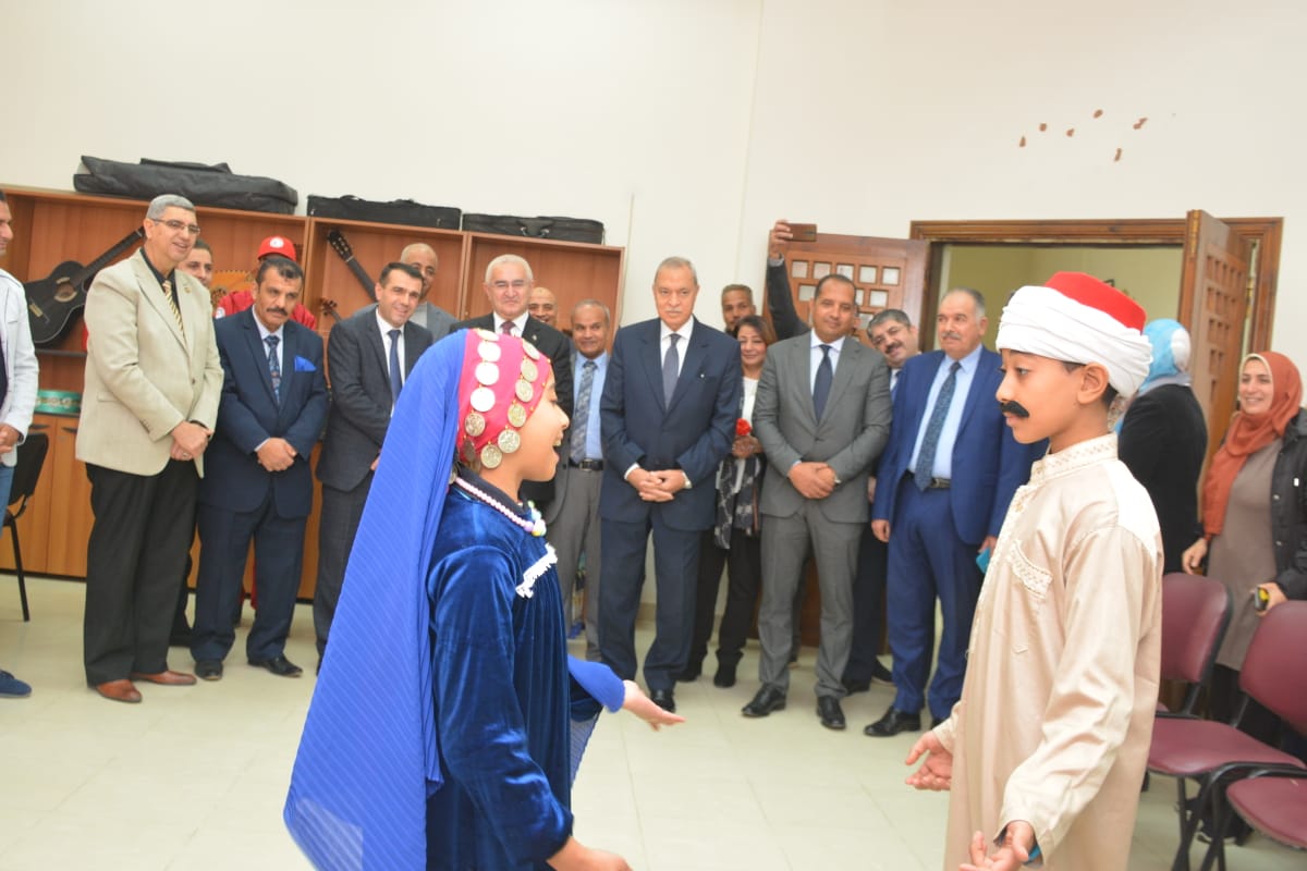 محافظ القليوبية يستقبل سفير أذربيجان بالقاهرة لوضع أكليل من الزهور على تمثال الزعيم حيدر علييف بالقناطر الخيرية (11)