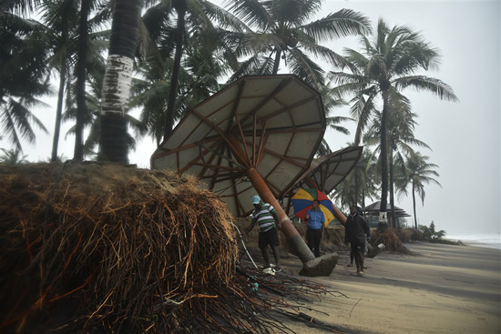 إعصار مندوس فى الهند (10)