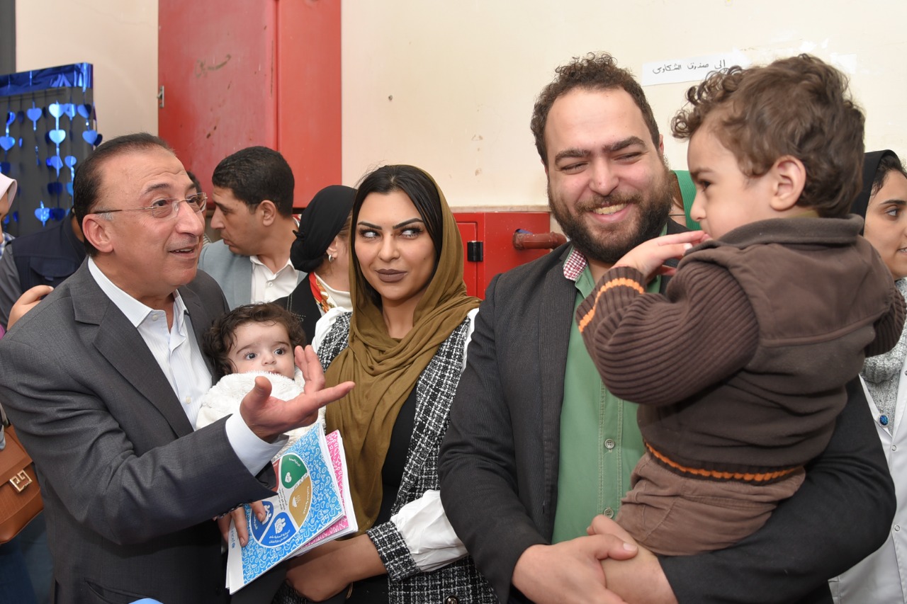 جانب من عمليات التطعيم ضد شلل الأطفال بحضور محافظ الإسكندرية (4)