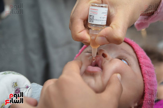 تطعيم-طفل-بالحملة-القومية-للتطعيم-ضد-شلل-الأطفال