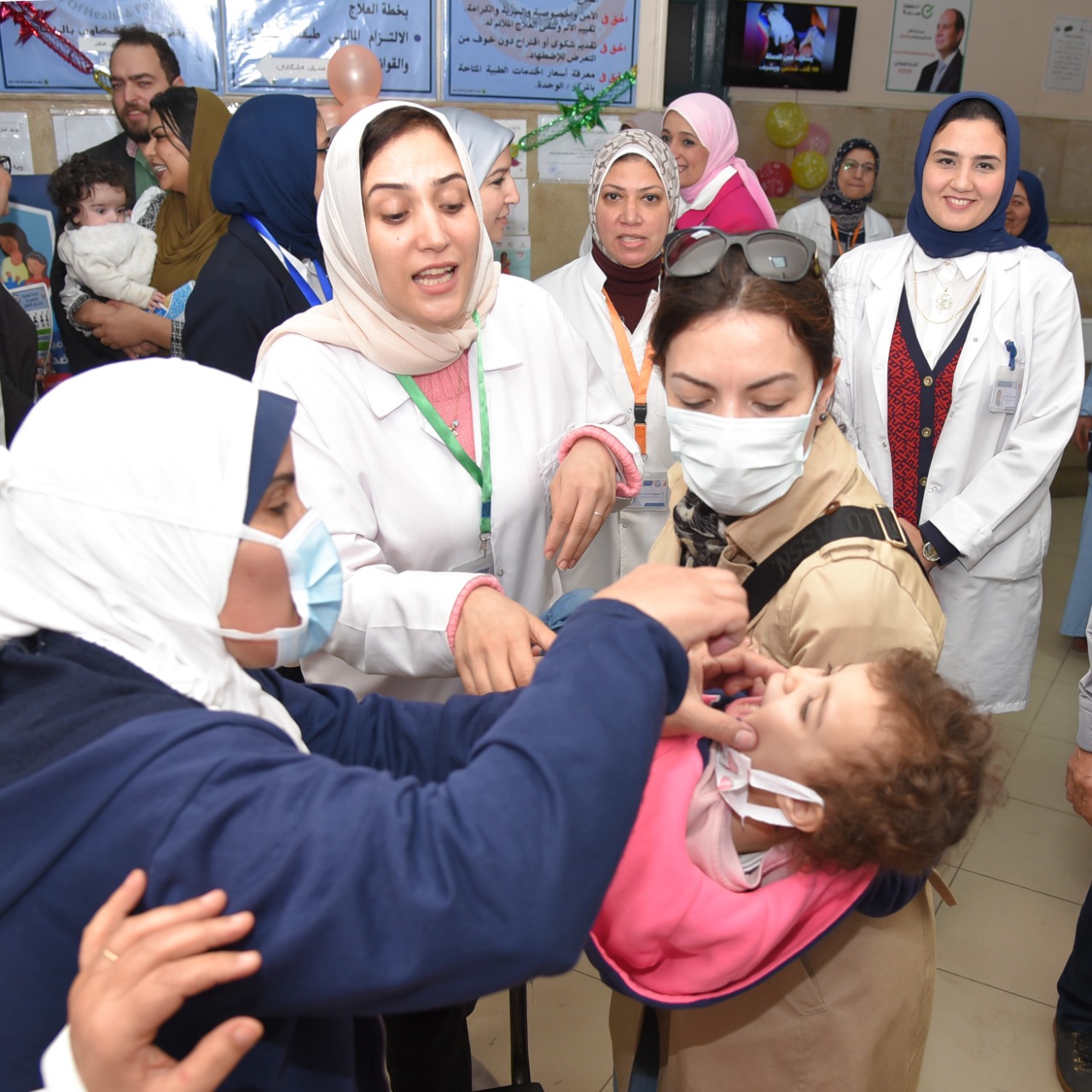 جانب من عمليات التطعيم ضد شلل الأطفال بحضور محافظ الإسكندرية (2)