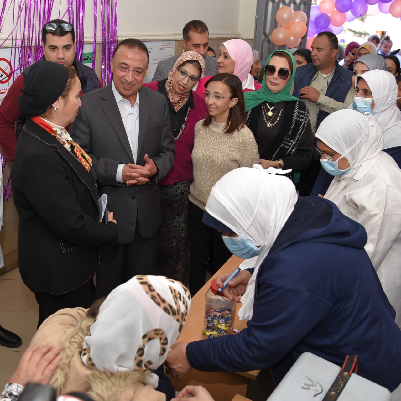 جانب من عمليات التطعيم ضد شلل الأطفال بحضور محافظ الإسكندرية (1)