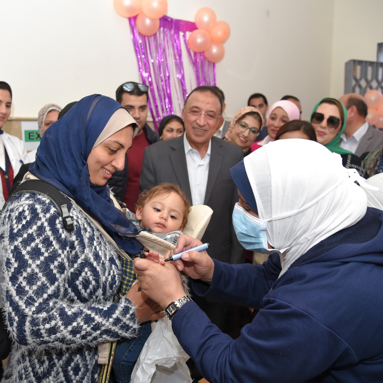 جانب من عمليات التطعيم ضد شلل الأطفال بحضور محافظ الإسكندرية (5)