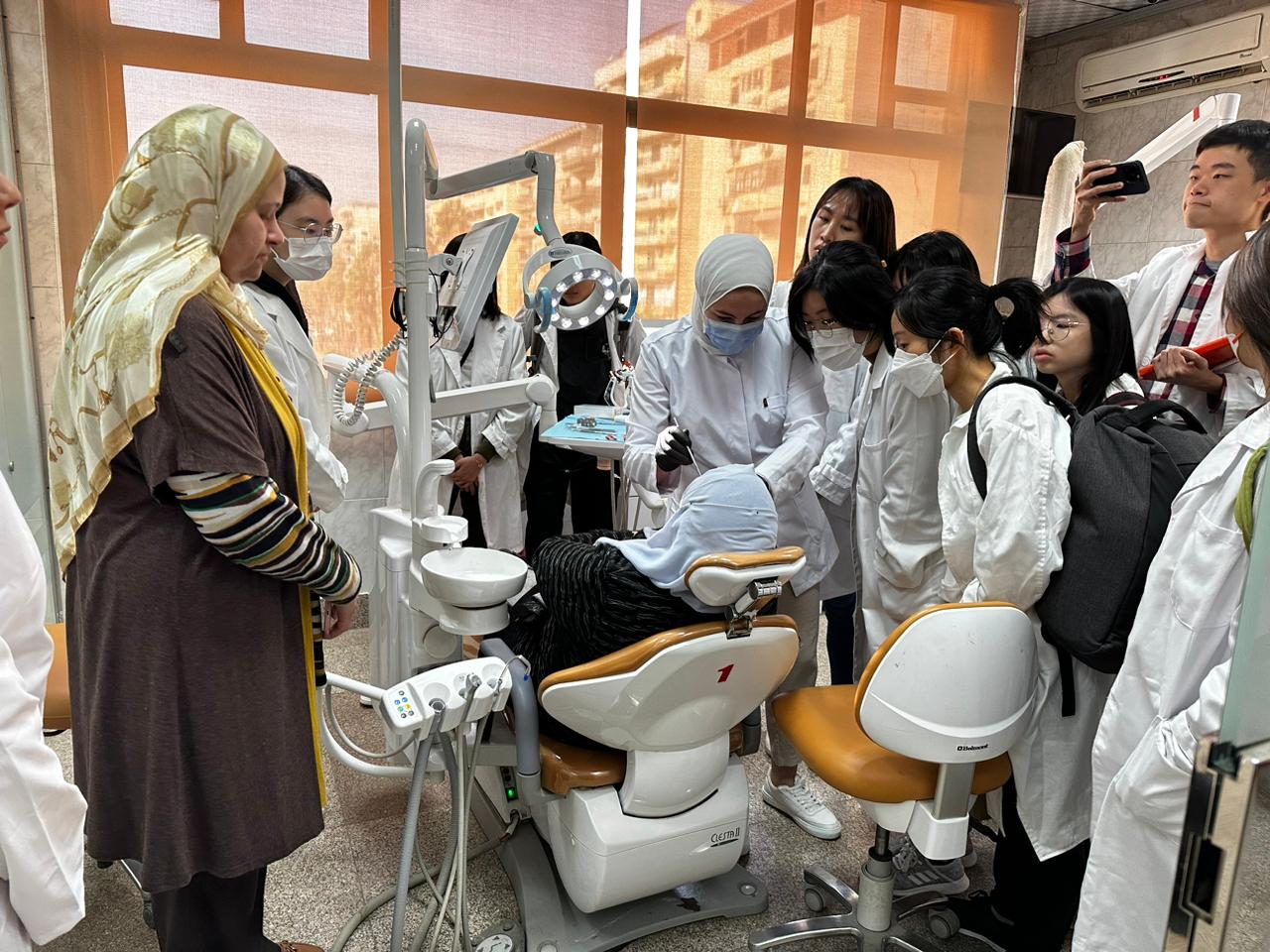 جامعة المنصورة تستقبل وفدا طلابيا من جامعة هونج كونج للتدريب في مجال طب الاسنان (5)