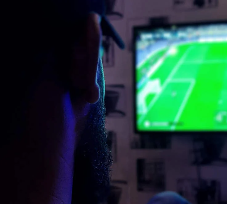 شاب يشاهد مباراة