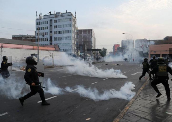 مظاهرات واشتباكات فى بيرو (5)