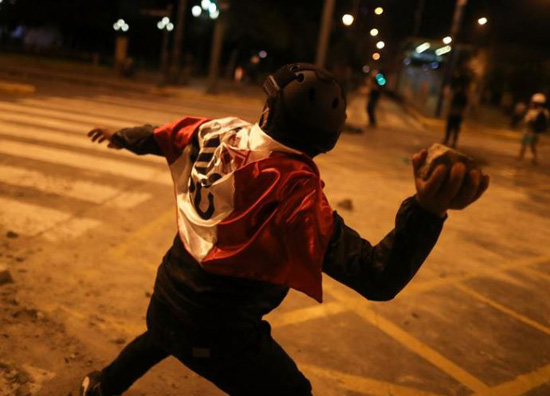 مظاهرات واشتباكات فى بيرو (3)