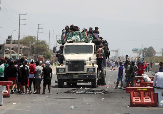 مظاهرات واشتباكات فى بيرو (1)