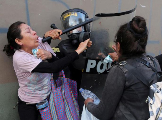 مظاهرات واشتباكات فى بيرو (2)