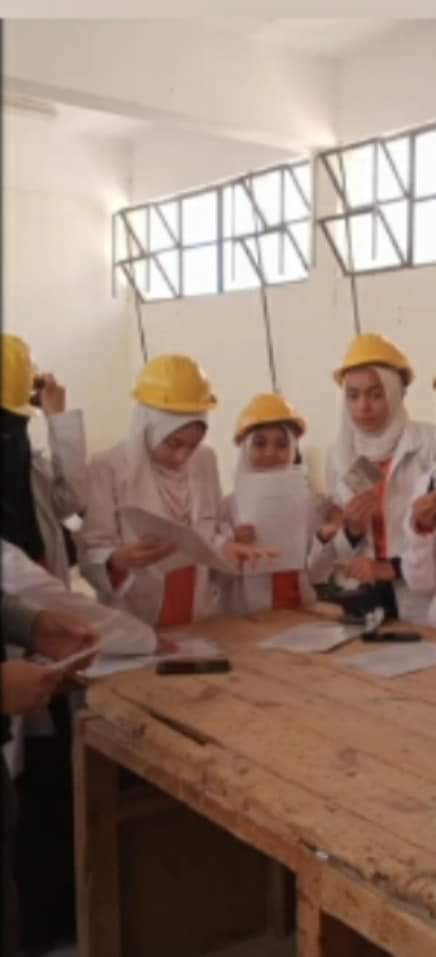 طلاب وطالبات مدرسة الفرافرة الصناعية يشاركون أعمال صيانة كهرباء مجموعة من المدارس بالمدينة (4)