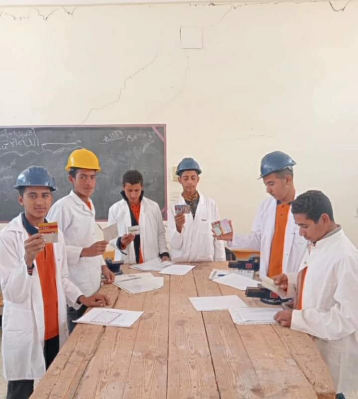 طلاب وطالبات مدرسة الفرافرة الصناعية يشاركون أعمال صيانة كهرباء مجموعة من المدارس بالمدينة (3)