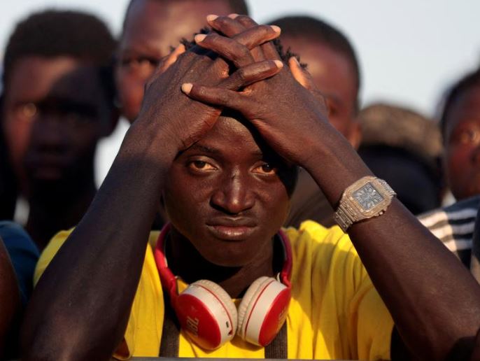 يبدو أن مشجع السنغال محبطًا بعد أن سجل الهولندي