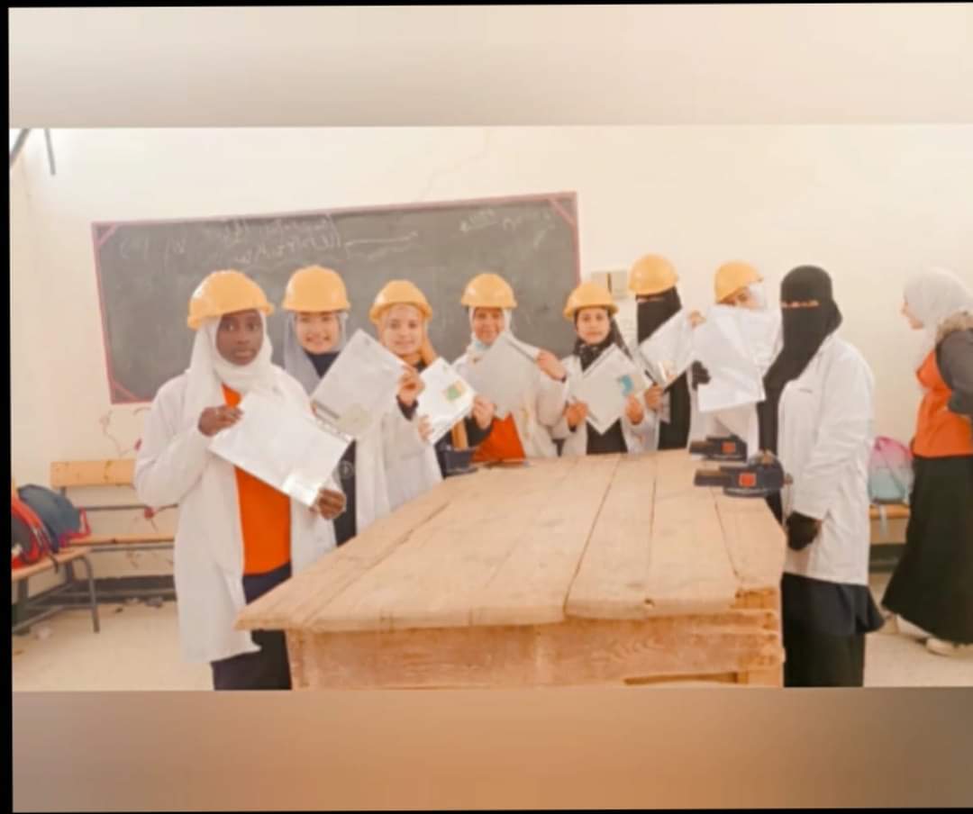 طلاب وطالبات مدرسة الفرافرة الصناعية يشاركون أعمال صيانة كهرباء مجموعة من المدارس بالمدينة (6)