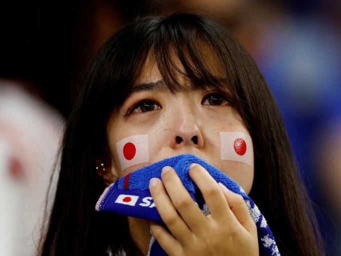 شجع اليابان حزينًا بعد ركلات الترجيح حيث تم إقصاء اليابان من كأس العالم