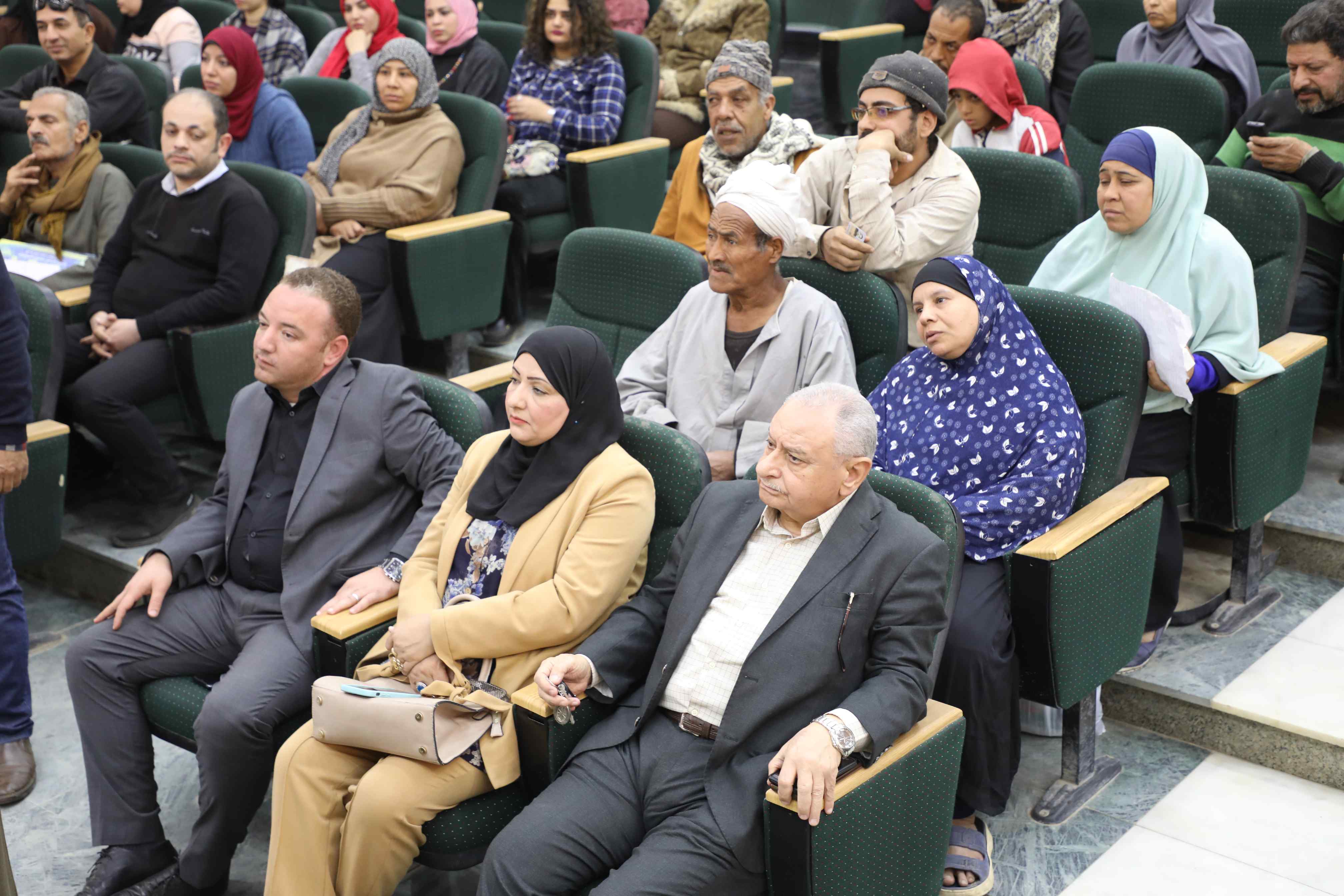 محافظ المنيا يعقد لقاءا جماهيريا لخدمة المواطنين (7)