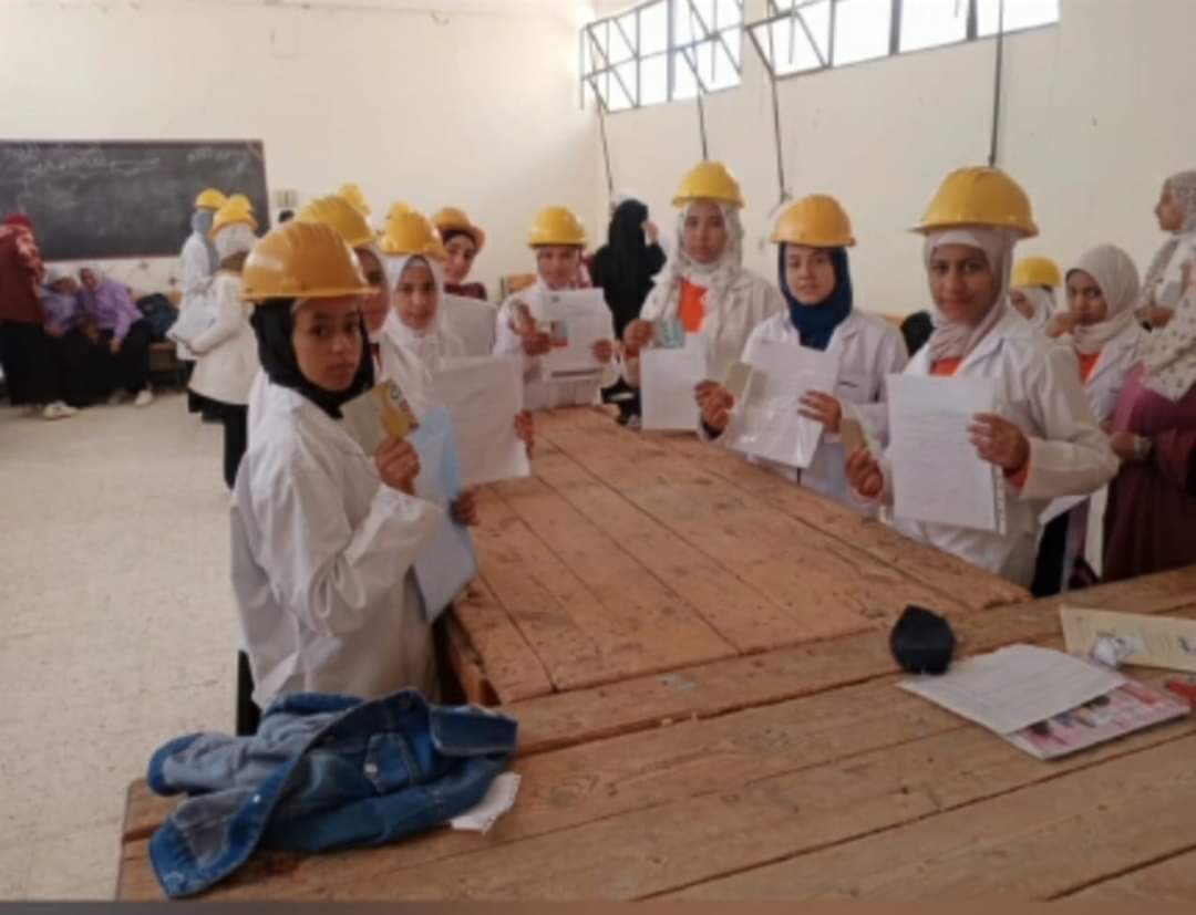 طلاب وطالبات مدرسة الفرافرة الصناعية يشاركون أعمال صيانة كهرباء مجموعة من المدارس بالمدينة (5)