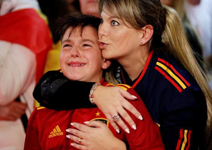 رد مشجعو إسبانيا خلال ركلات الترجيح وهم يشاهدون مباراة المغرب ضد إسبانيا