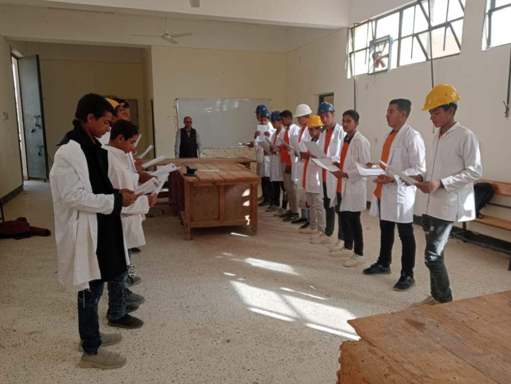 طلاب وطالبات مدرسة الفرافرة الصناعية يشاركون أعمال صيانة كهرباء مجموعة من المدارس بالمدينة (2)