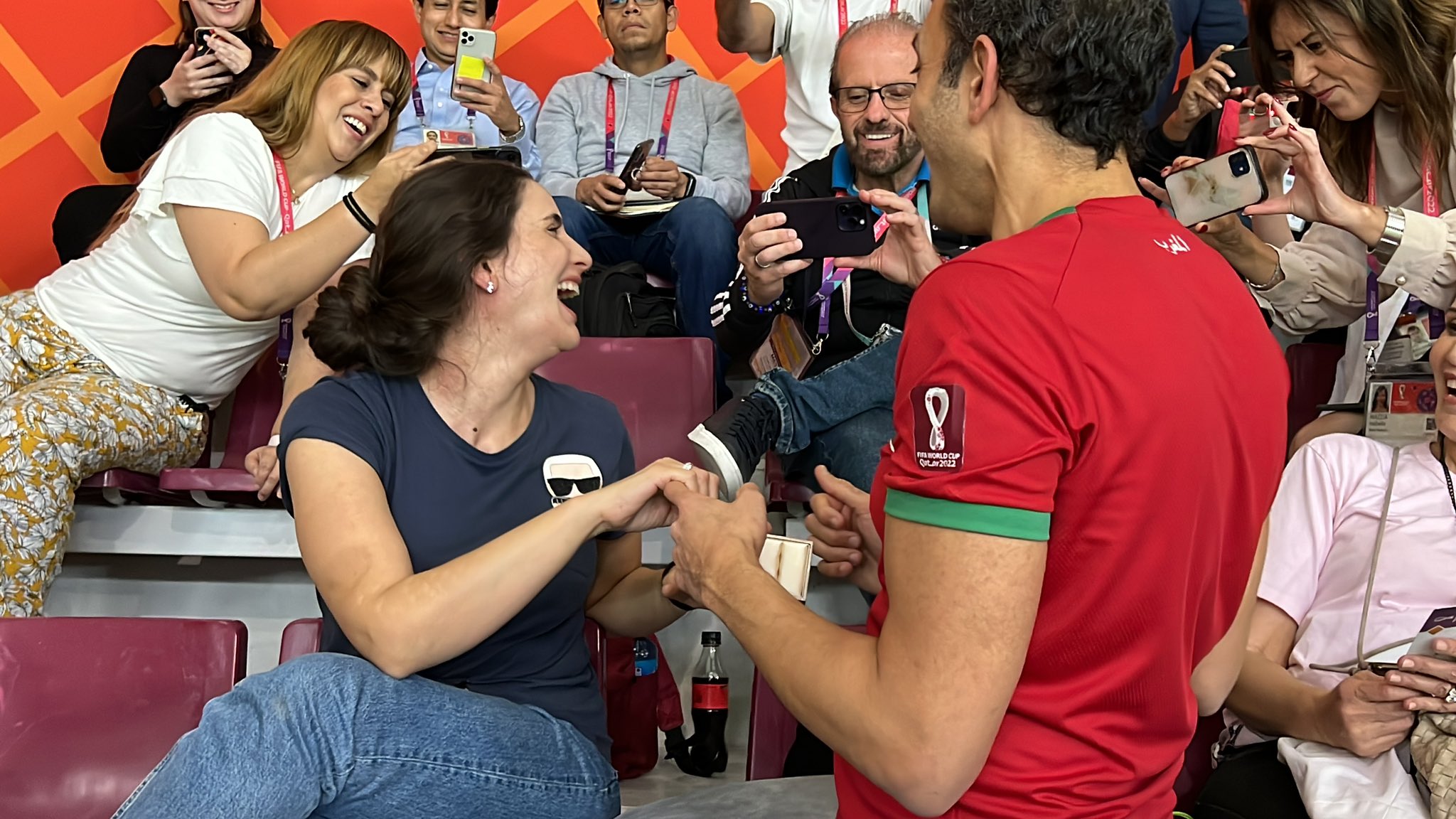 مشجع وصديقته