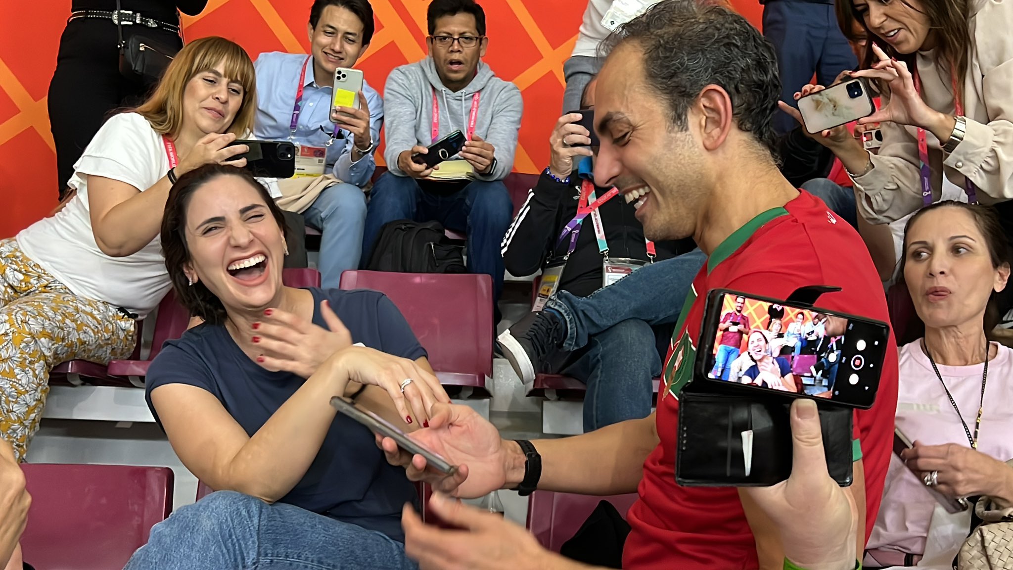 مشجع يتقدم لصديقته