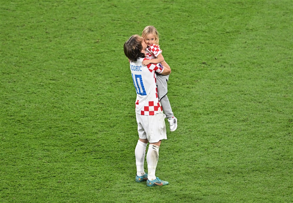 مودريتش مع اطفاله (1)