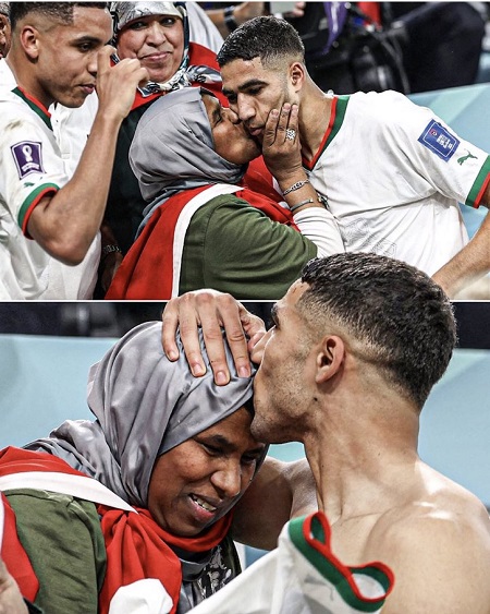 اللاعب المغربي أشرف حكيمي يقبل رأس والدته (2)