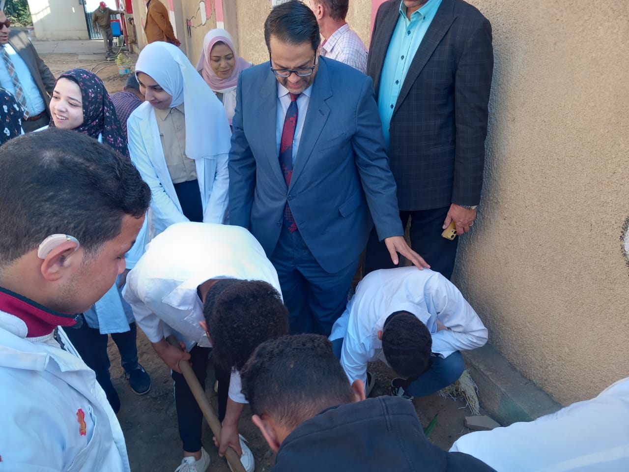 وكيل تعليم الغربية يدشن مبادرة مصر الخضراء بمدرسة الأمل للصم وضعاف السمع بطنطا (2)