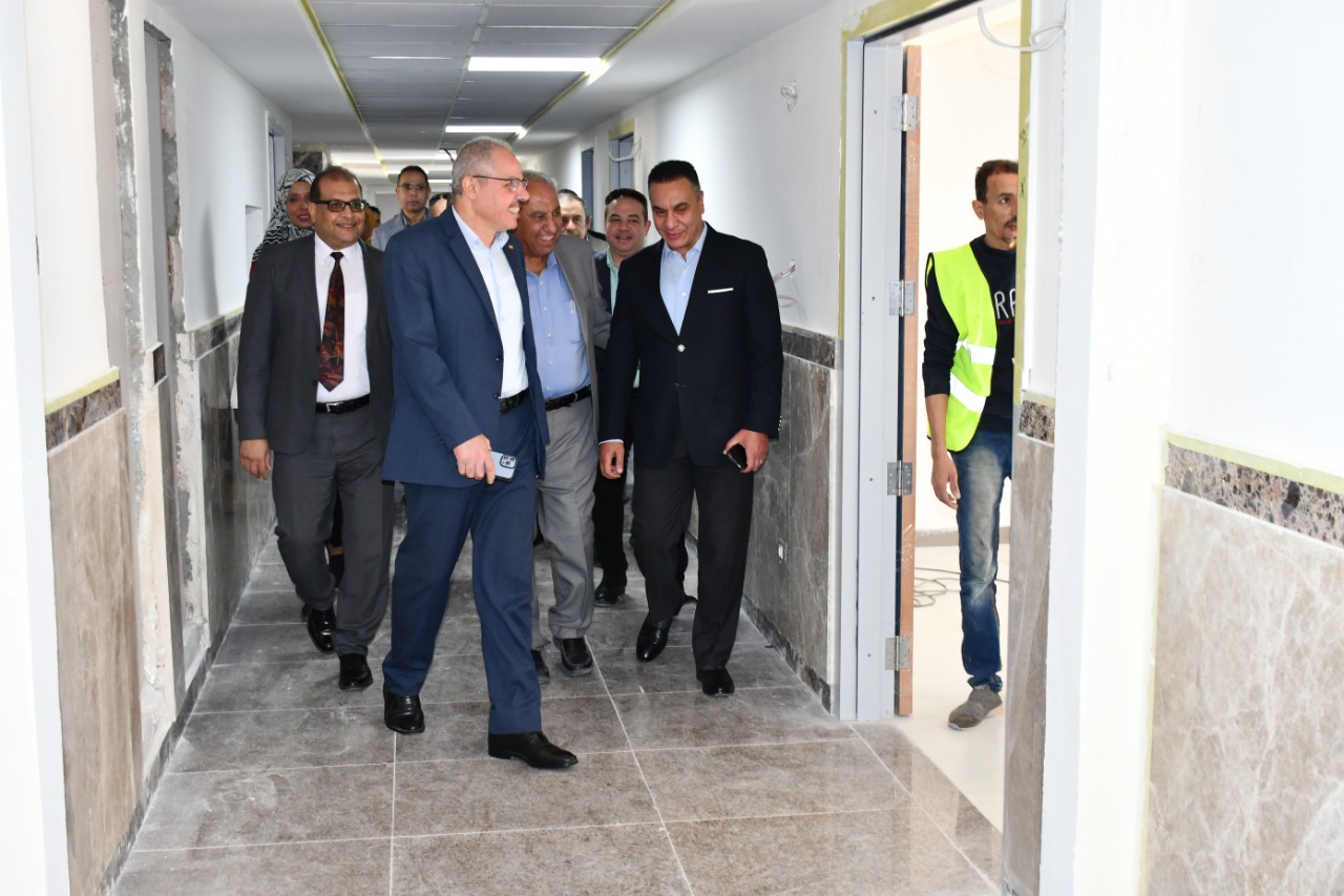 رئيس جامعة قناة السويس يتفقد أعمال التطوير ب8 أقسام بالمستشفى الجامعي بسعة 189 سرير  (8)