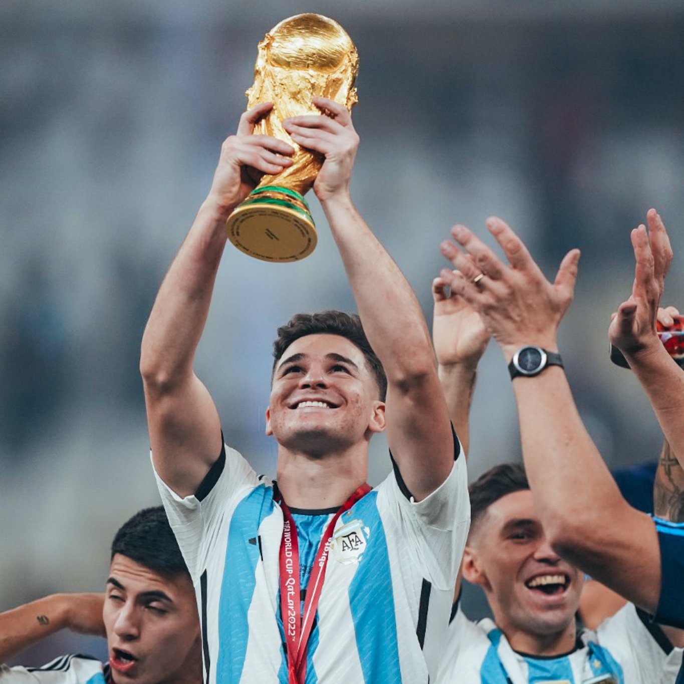 جوليان ألفاريز يرفع كأس العالم