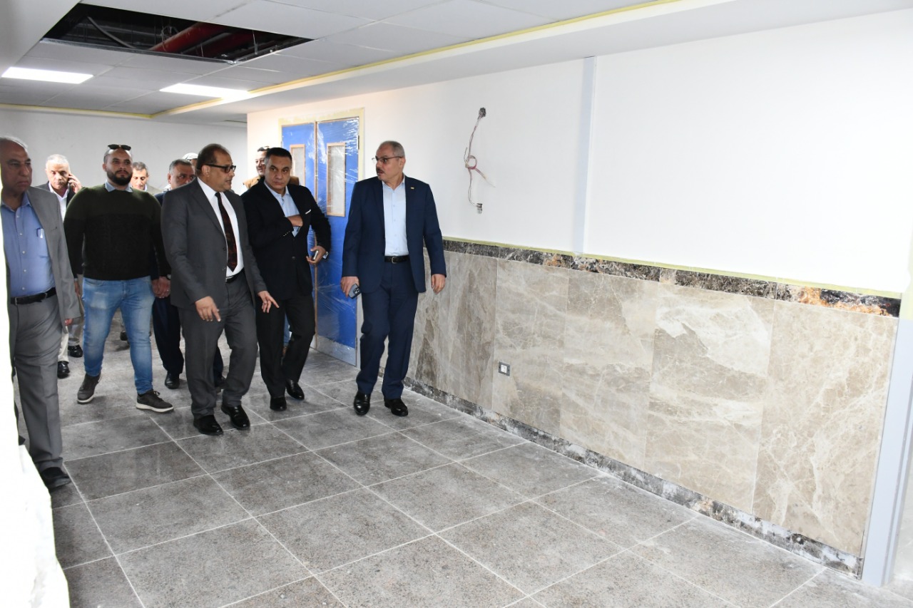 رئيس جامعة قناة السويس يتفقد أعمال التطوير ب8 أقسام بالمستشفى الجامعي بسعة 189 سرير  (2)