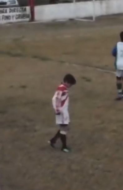 جوليان ألفاريز فى الملعب خلال مرحلة الطفولةة