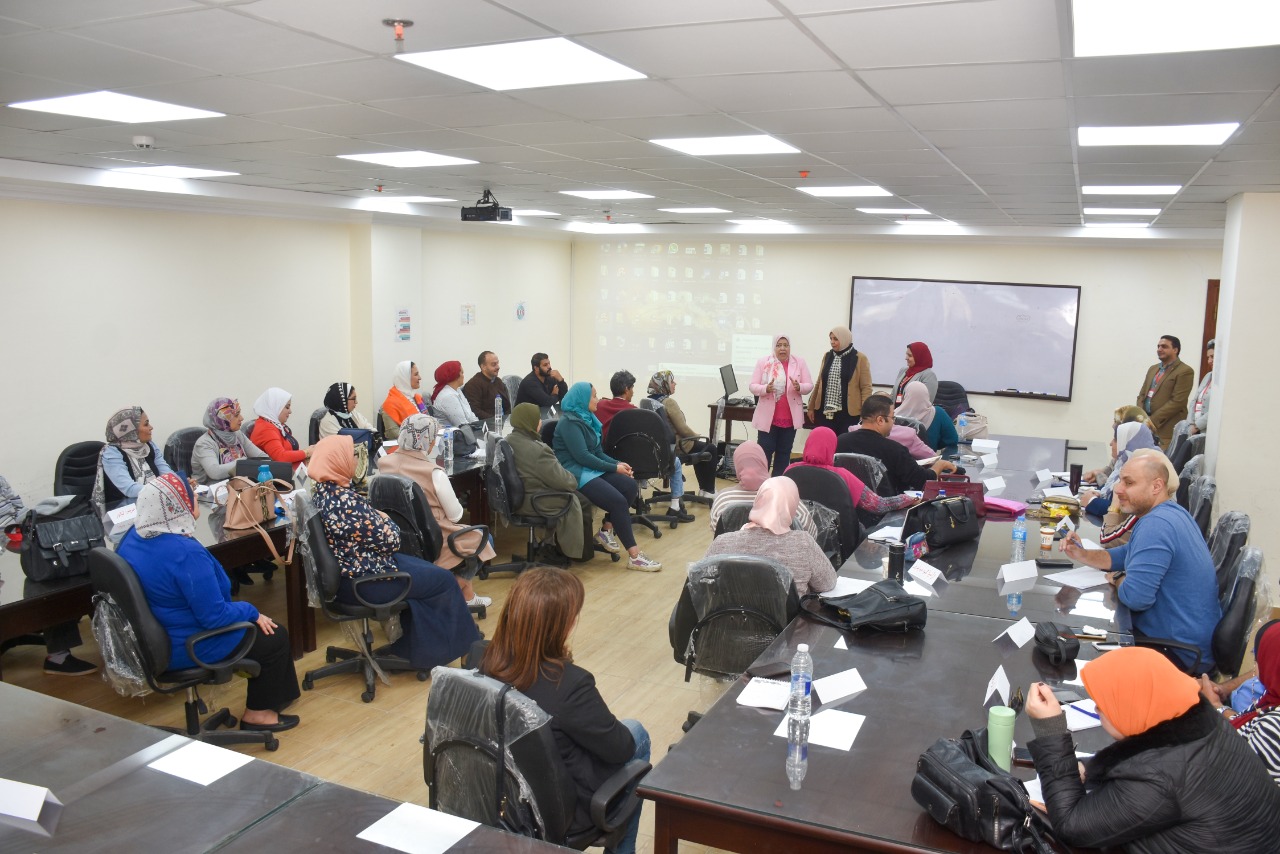 محافظة الإسكندرية تنظم دورة إعداد الكوادر القيادية تستهدف رفع كفاءة 40 من العاملين (4)