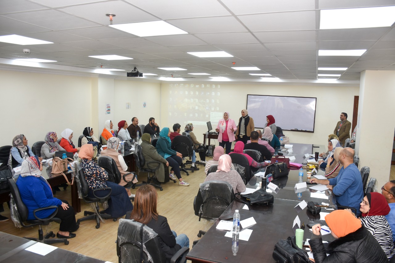 محافظة الإسكندرية تنظم دورة إعداد الكوادر القيادية تستهدف رفع كفاءة 40 من العاملين (1)