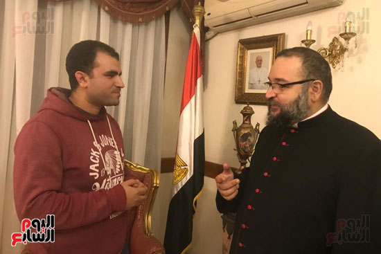 المدبر البطريركى للكلدان الكاثوليك فى مصر والزميل محمد الأحمدى 