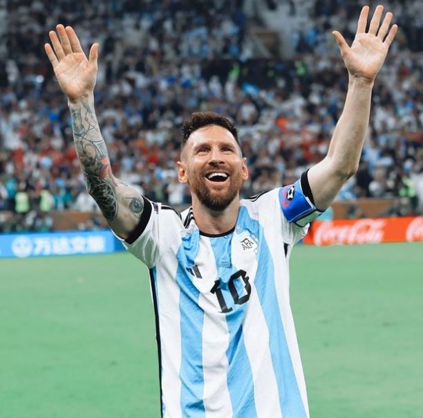 فرحة ميسي بكأس العالم 2022 (9)