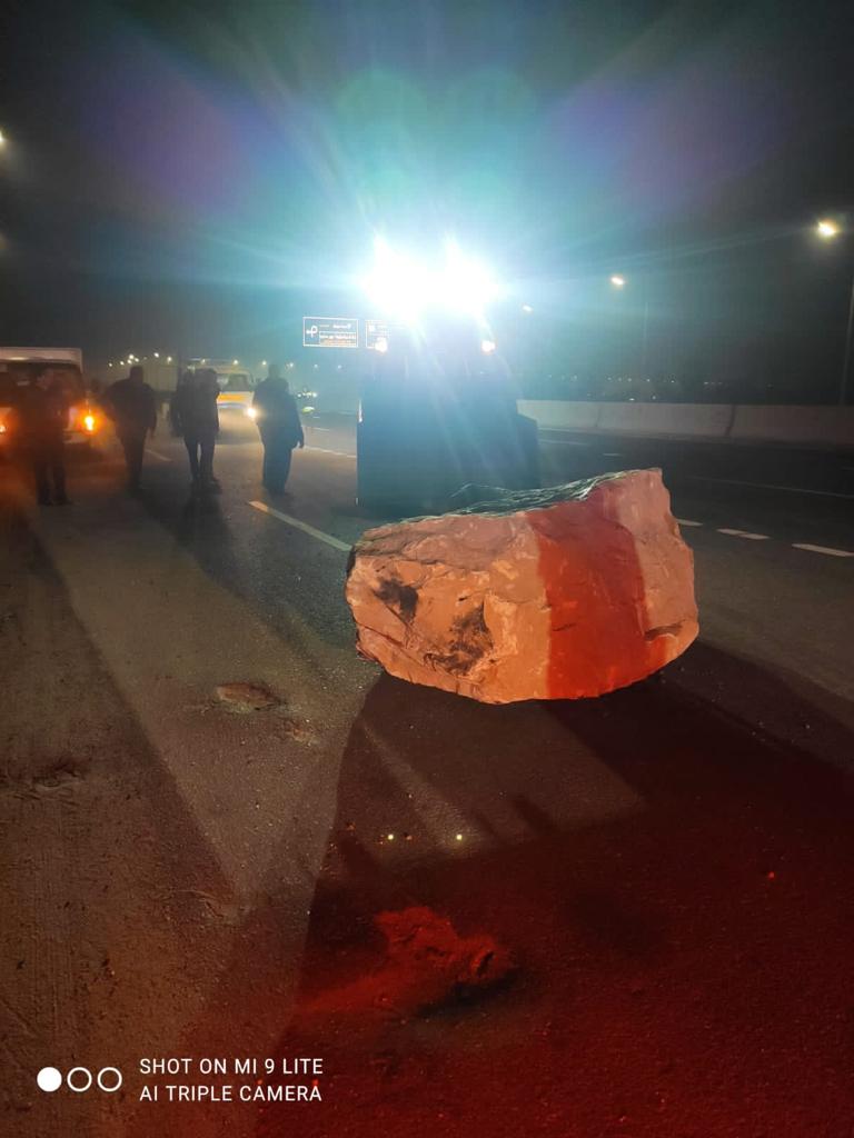 سقوط كتلة خرسانية من سيارة نقل بطريق الإسماعيلية القاهرة الصحراوى (7)