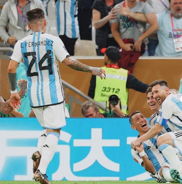 فرحة ميسي بكأس العالم 2022 (8)