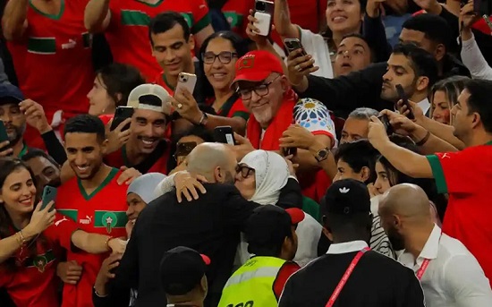 المدرب وليد الركراكي يحتضن والدته بعد فوز المغرب على البرتغال صورة لوكالة فرانس برس