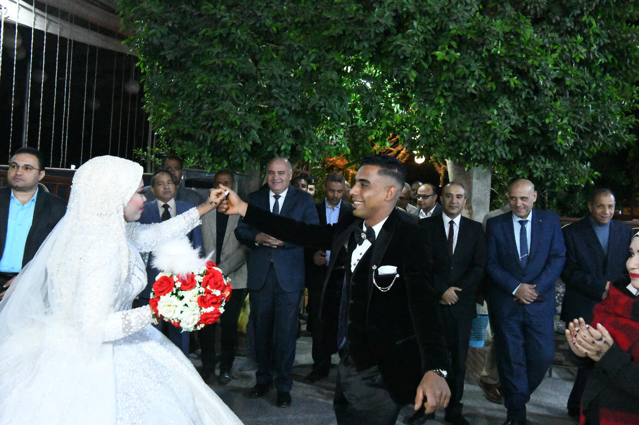 محافظ قنا وكيلا لعروس من دار أيتام (2)